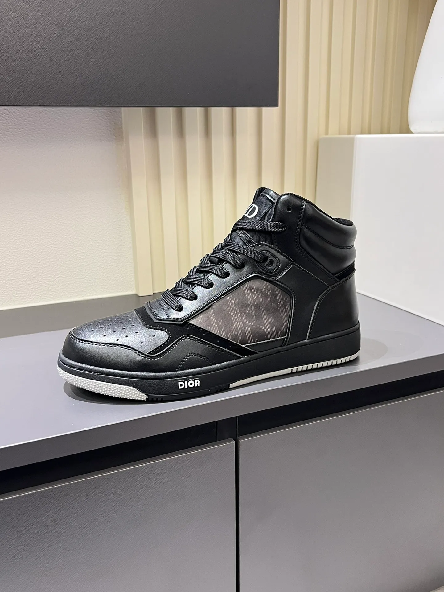 Men's shoes 💰p460 "Dio*" mid-top B27 casual sneakers. This B27 high-top sneaker is a new product in the series and continues Di*r's classic style. Crafted from gray and white smooth calf leather with beige and black Oblique print panels on the sides. The "CD Icon" shaped shoelace eyelets are clever and delicate, and the two-color rubber sole, rear collar and heel are all equipped with the brand's iconic details to enhance the style. Oblique printed straps at the ankle allow for an adjustable fit to complement the overall design. Fashionable and versatile, it can complement any look. Create an exquisite design with unique dynamic vitality and modern atmosphere, presented in low-top and high-top styles. This new must-have shoe adds a new dimension to Dior's archive heritage, embodying modern elegance. Purchase the original version and make it 1:1. If you need top quality, please come to me! Male 38-44!